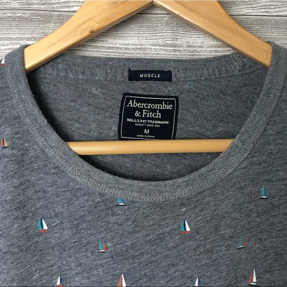 Trendy Staple/Statement Vintage Abercrombie Tshirt - Picture 3 of 4